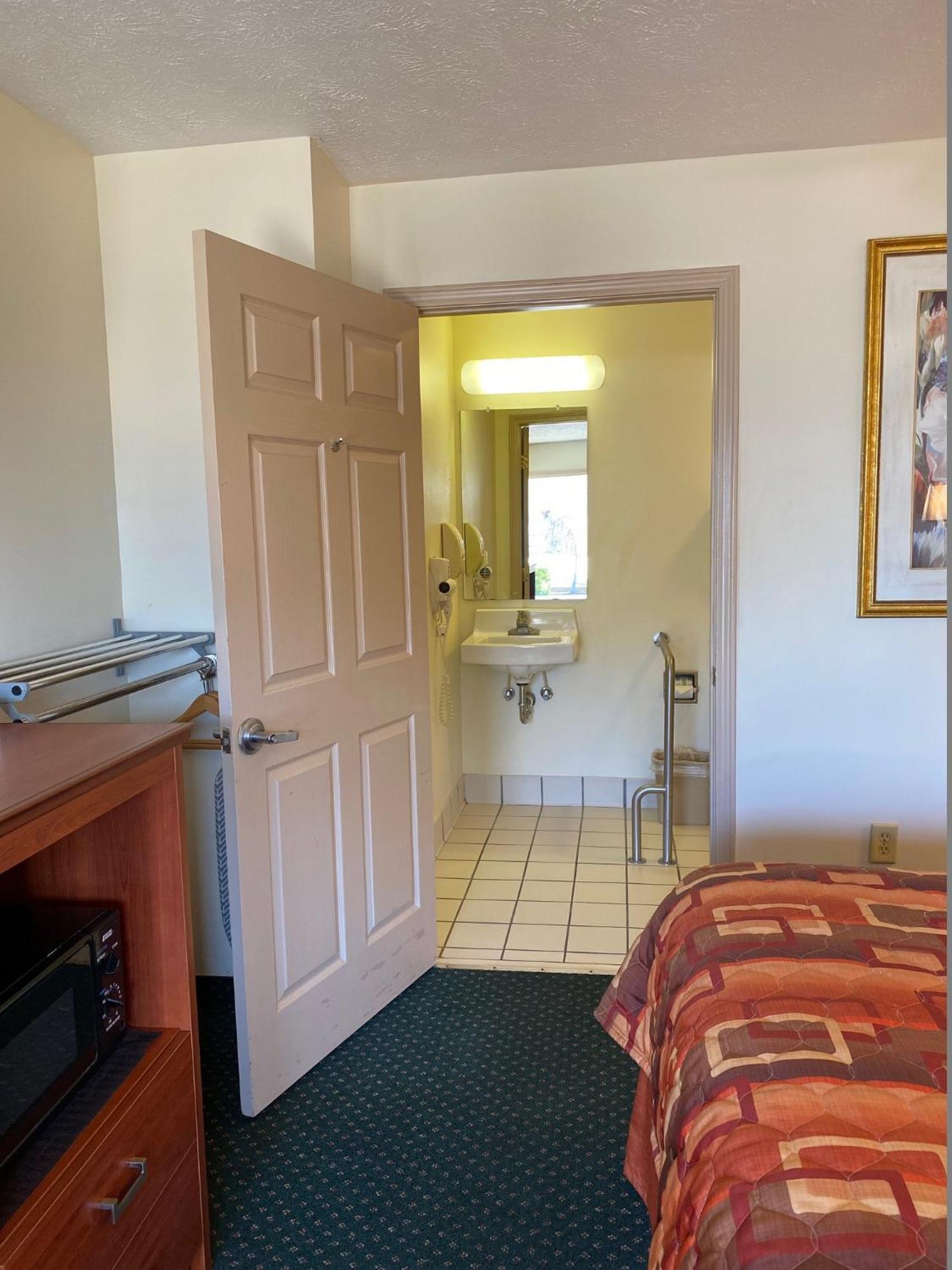 Country Hearth Inn-Union City Room photo